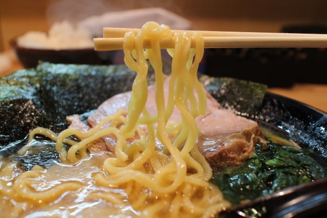 所japan 冷凍麺 コンビニ食材 鶏と魚介のｗスープ醤油ラーメン の作り方 料理研究家リュウジ グレンの気になるレシピ